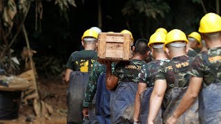 Thailand cave rescue: Former Thai navy diver dies in operation Thailand cave rescue: Former Thai navy diver dies in operation