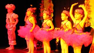 Schnuffel Bunny - Snuggle Song. Children From Theater Diamant Are Dancing.