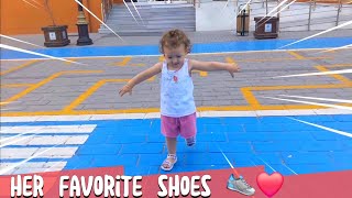 Bebek Gıcırdayan Ayakkabılarıyla Oynamayı Bırakamıyor