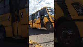 Video-Clip Rápido Camiones Urbanos Saliendo De Los Andenes