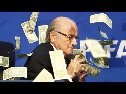 A Joseph Blatter le tiraron dólares en la cara en medio de una conferencia