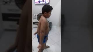 Criança Gordinha Dançando