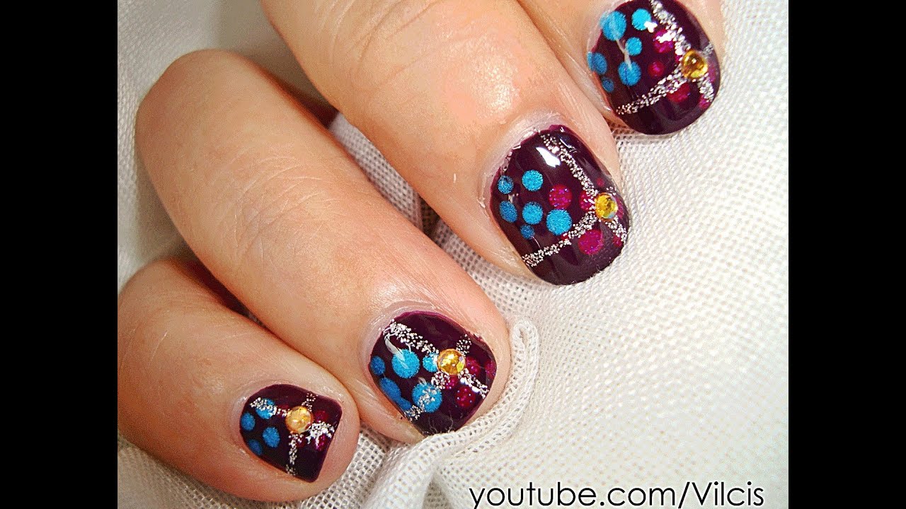 uñas oscuras cortas