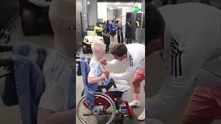 Messi Fiziki Qüsurlu Uşaqla Görüşdü Onun Formasını Imzaladı - Maraqli Anlar