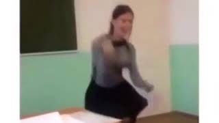 Sınıfta Dans Eden Kız