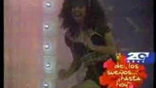 Watch Shakira Suenos video
