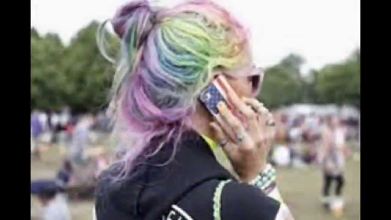 Яркие красотки с цветными волосами трогают друг другу батоны
