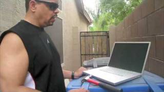 Thumb Ice T destruye una MacBook