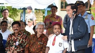 Kunjungan Presiden Jokowi Ke Jayapura, Provinsi Papua (Seorang Anak Diberi Sepeda)