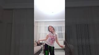 Bugün Şarki Söyledi̇m Ve Dans Etti̇m