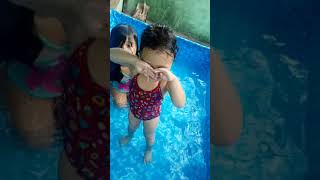 Tomando Banho Na Piscina Com A Prima ..