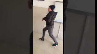 Liseli Dinazor Takliti Yaparken Kafası Yarılıyor