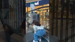 Yürüyen Merdivenden Zıplayışa Bakın Kanguru Gibi