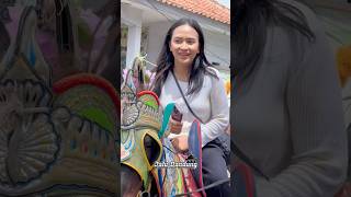 Cewe Cantik Ekspresi Muka Nya Berubah Ketika Liat Grandong Bablu Lewat