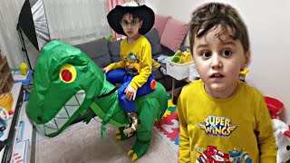 Efe t-rex dinozorla arkadaş oldu!! Yusuf Emir'i kovaladı.