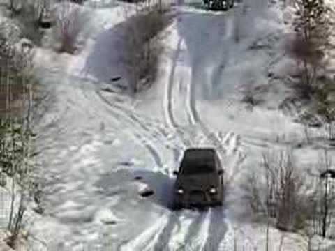 Amici e un Nissan Patrol sulla neve