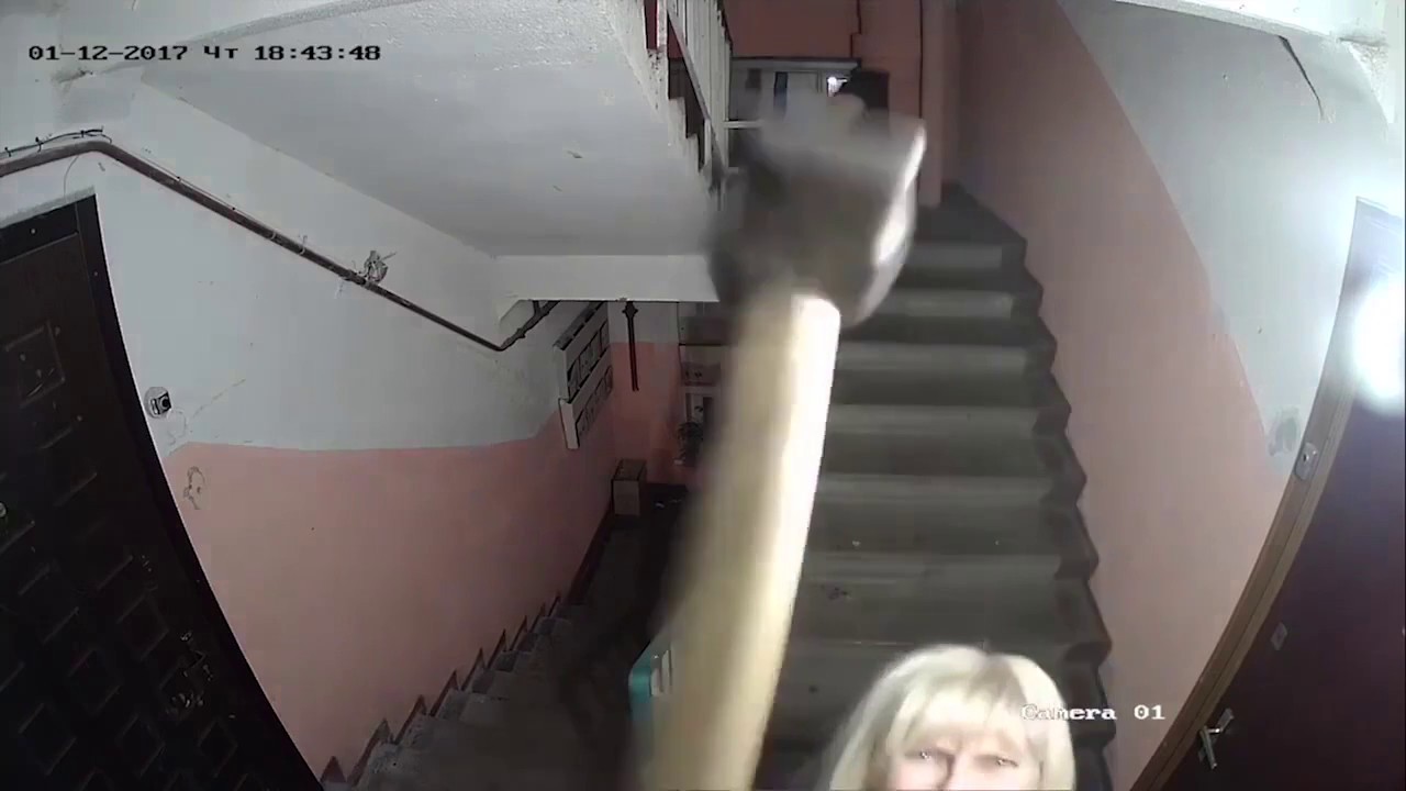Жена в колготах вышла на лестничную площадку фото