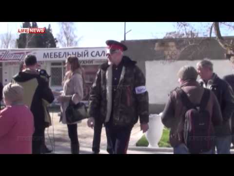 Жители Севастополя сорвали вывеску со здания штаба ВМС Украины!