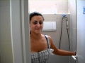 Una donna può andare nel bagno degli uomini!!