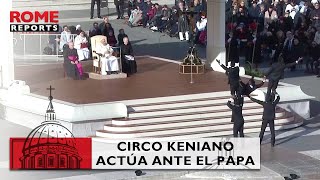 Circo keniano actúa ante el Papa al final de la audiencia general