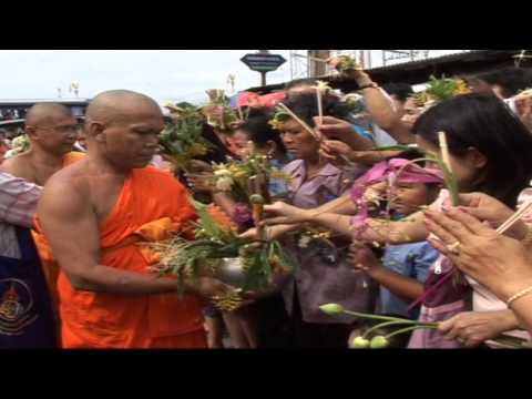 ตักบาตรดอกไม้ อ.พระพุทธบาท จ.สระบุรี