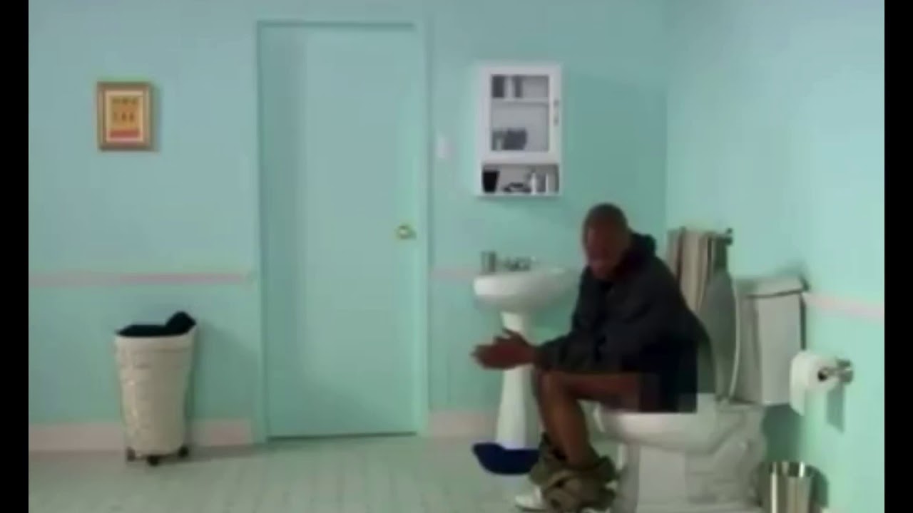 Женщина с животиком насладилась черным хуем в туалете 