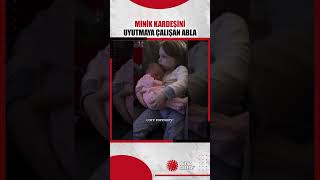 Yeni Doğmuş Kardeşini Uyutan Abla