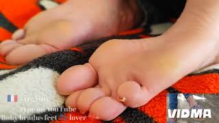 Soles Feetфранцуженка Покачивает Шлёпанцами На Ногах