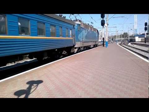 Отправление поезда с третьего пути ст.Киев-Пасс
