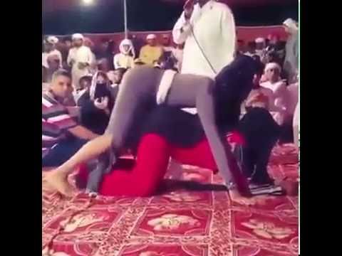 Две мусульманки в парандже трахаются с одним мужиком на общей кровати