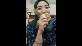 jilbab makan pisang mantap