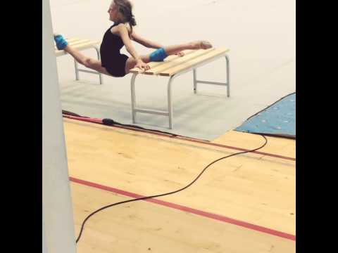 Молодая гимнастка совмещает любительскую мастурбацию с тренировкой
