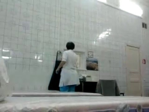 Медсестра мастурбирует киску фаллоимитатором в кабинете