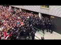 APOCALIPSIS ZOMBI-GOLPISTA Policia retrocede ante los violentos