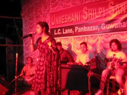 Aaja Nachle- Performing live