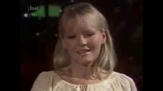 Watch Petula Clark I Dont Know How To Love Him video