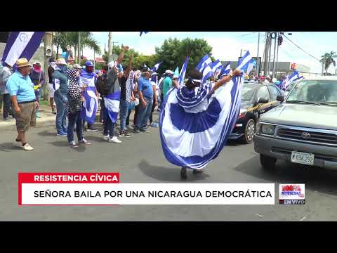 Señora baila por una Nicaragua Democrática