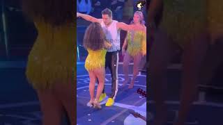 La Reacción De Cynthia Rodríguez Al Ver Que Dos Chicas Le Bailan A Carlos Rivera