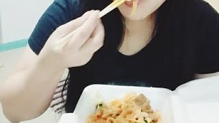 Eating Noodlesmakan Mie Rasana Enek Muntah2