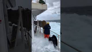 Keganasan Badai Di Tengah Lautan