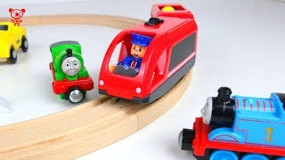 Wooden trains like brio trains Thomas opens wooden toy train set - trains for kids video