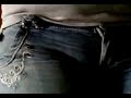 Se le marca rico con su jeans azules...