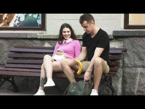 Акробатка сосет за деньги и трахается в рот с незнакомцами. 