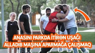 İten Qiza Gel Gedek Masinda Otur Anani Tapaq