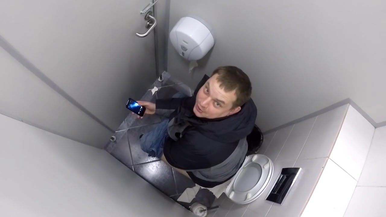 Скрытая камера в туалете засняла одну телку с голой жопой над унитазом