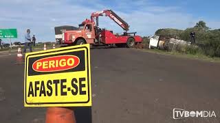 Carreta Carregada Com Produto Tóxico Tomba Na Br 153 Em Erechim