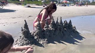 Mila E Louise Fazendo Um Grande Castelo De Areia E Brincando Na Praia Brava