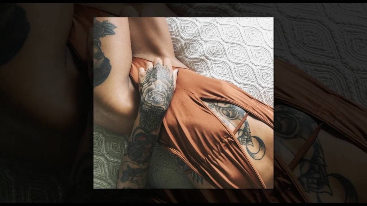Негритянка с татуировками на теле целуется с приятелям и принимает его конец в дупло