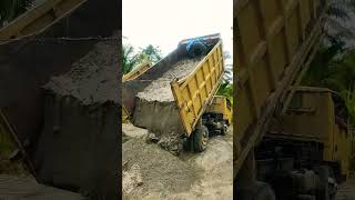 Dam Truk Besar Lagi Bongkar Pasir Banyak