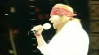 Axl y los Guns N’ Roses dando concierto de cumbia